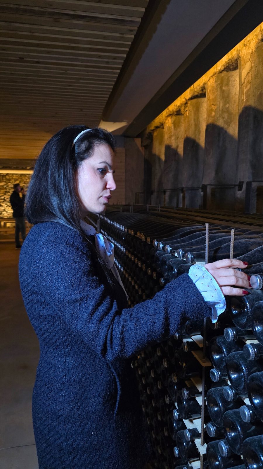 Francesca davanti alle pupitre di uno spumante